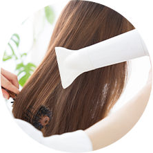 髪を触っている女性の画像